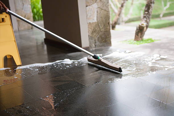 cleaning bathroom tile