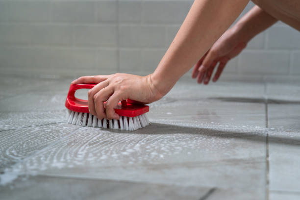 cleaning bathroom tile